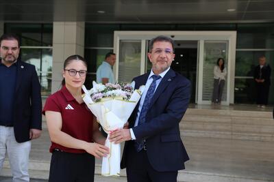 Avrupa Üçüncüsü Öğrencimiz Nurselen Yalgettekin’e Rektör Alkış’tan Tebrik 