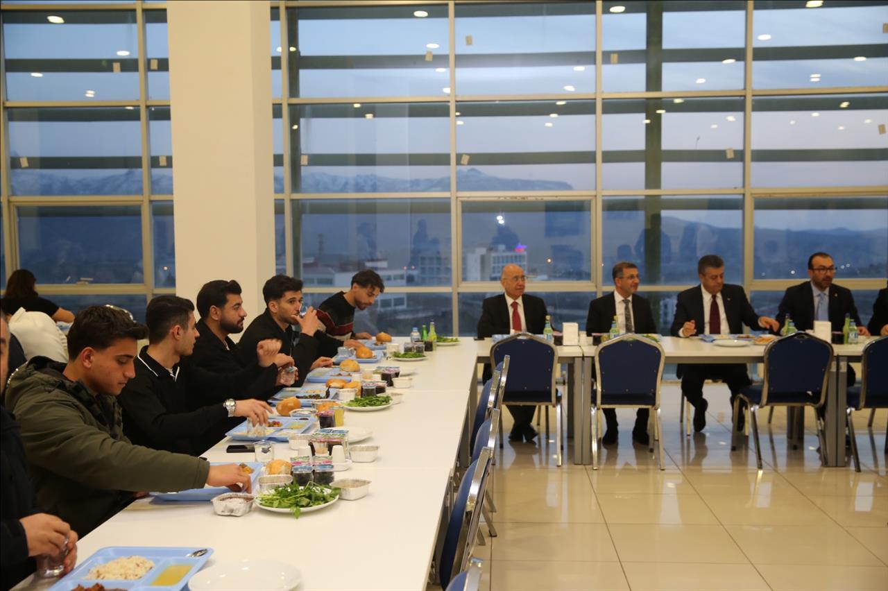 rektor-alkis-ve-baskan-yarka-ogrencilerimizle-iftarda-bulustu