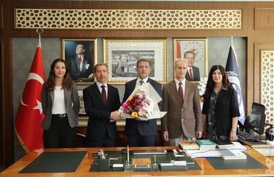 SGK İl Müdürü Mahmut Gün ve beraberindeki çalışma arkadaşları, Prof. Dr. Abdurrahim Alkış’ı makamında ziyaret etti